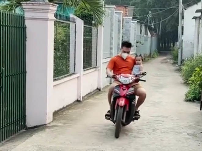 Thót tim cảnh Lê Dương Bảo Lâm dỗ con ăn: một tay bế con, một tay lái xe máy - 4