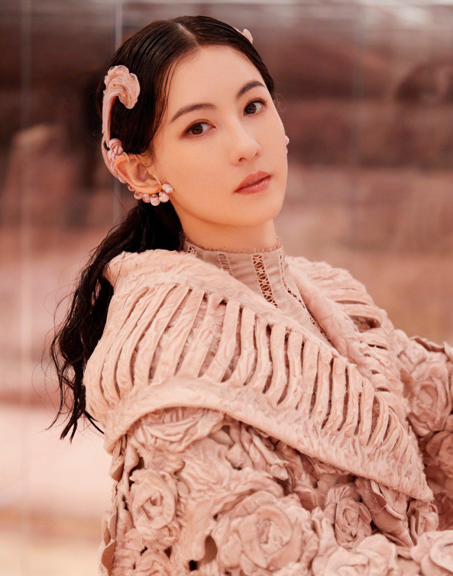 Vẻ ngoài không đổi của Trương Bá Chi từng được báo chí hết lời ca ngợi.