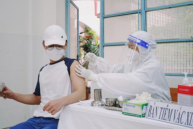 Tiêm vaccine cho học sinh lớp 11-12 tại TP.HCM ngày 29/10. (Ảnh HCDC)