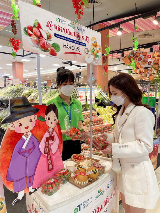 Khách hàng sẽ được trực tiếp ăn thử và cảm nhận sản phẩm Dâu tây và Lê Hàn Quốc