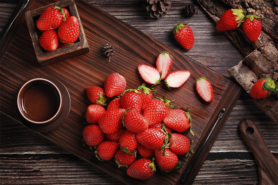 Dâu tây Hàn Quốc đỏ mọng, tươi ngon nhờ được trồng và chăm sóc tỉ mỉ