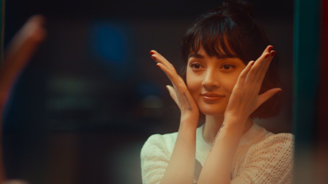 Ca khúc nói về tâm tư của người phụ nữ, vì hết lòng yêu nên dù phải trải qua nhiều nỗi bực dọc thì vẫn luôn nhẫn nhịn nói: Em không sao, em ok.