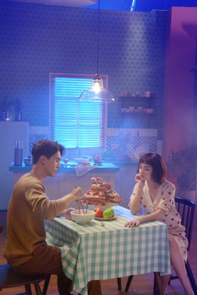 Trong MV Yêu không cần ép, Bảo Anh đảm nhận vai nữ chính có siêu năng lực, sánh đôi cùng nam diễn viên Công Dương.