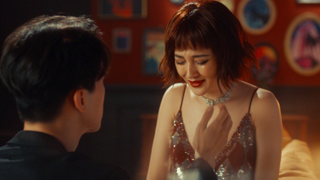 Cuối MV, khi anh chàng quỳ xuống dỗ dành cô gái thì đã quá muộn.