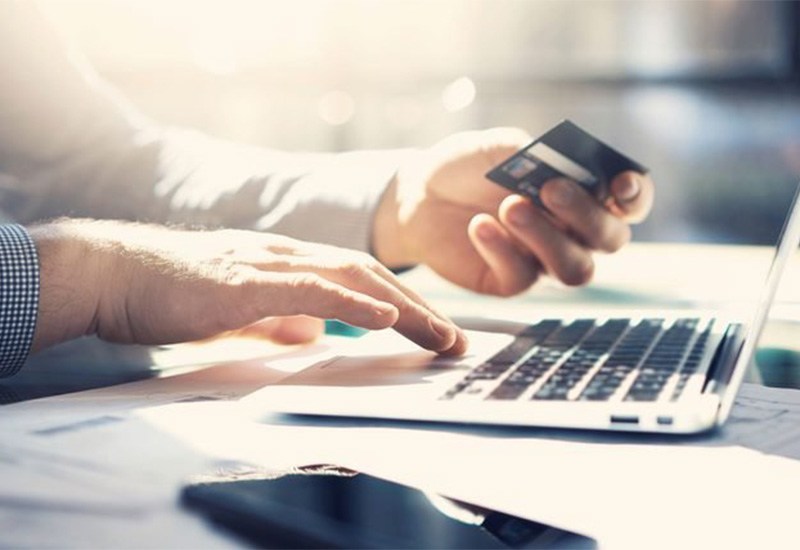 Đừng lưu lại thông tin tài khoản của bạn khi mua sắm trực tuyến. Càng khiến việc thanh toán trở nên dễ dàng bao nhiêu, bạn càng dễ sa vào chiếc bẫy mua sắm bấy nhiêu. 

