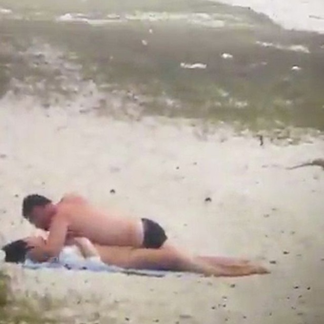 Đôi nam nữ amp;#34;yêuamp;#34; ngay trên bãi biển, khách du lịch choáng váng không dám nhìn gần - 2