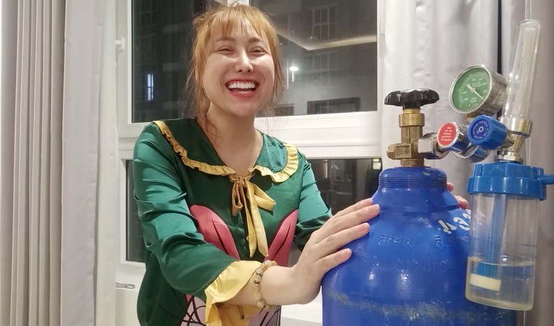 Dù phải thở bình ô-xy nhưng tinh thần cô vẫn rất vui vẻ.