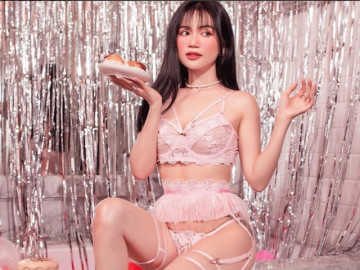 Mỹ nhân “Oh my chuối” táo bạo diện đồ lót ren xuyên thấu, khoe hình xăm khủng nơi hiểm hóc