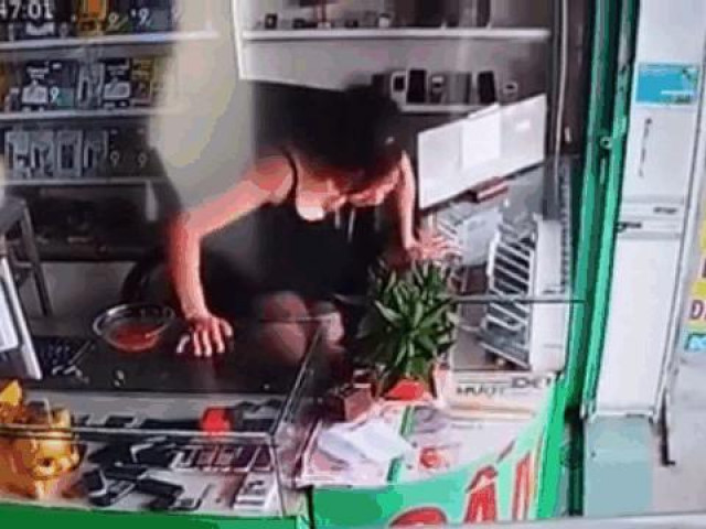 Clip Eva - Nữ chủ quán phi thân qua tủ kính, tóm gọn tên cướp điện thoại