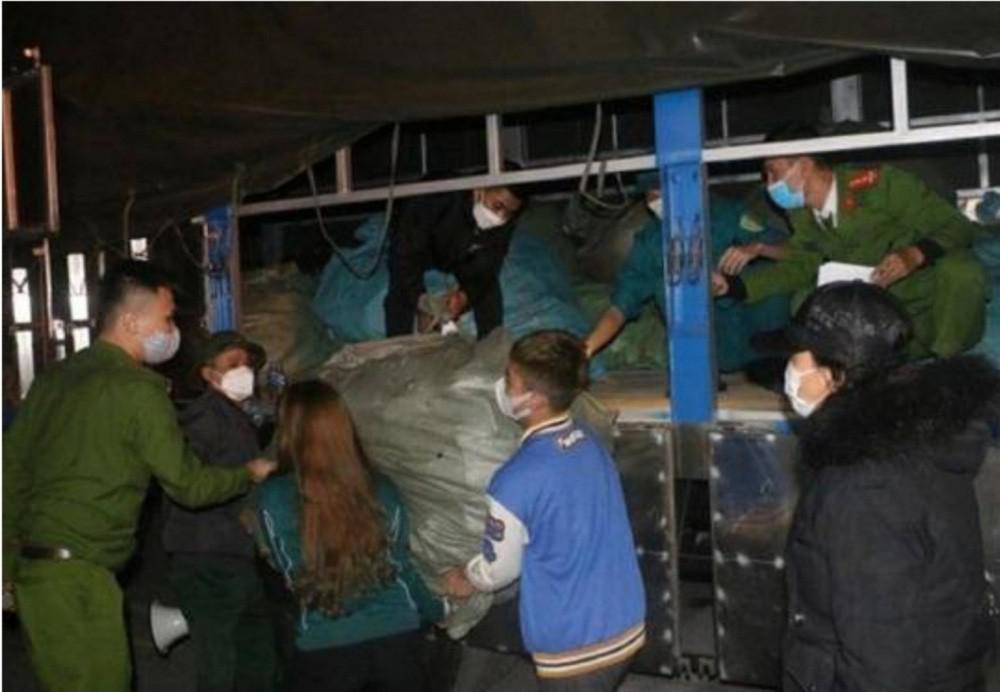 Công an thu giữ số lượng lớn hàng hóa ở shop Mai Hường. Ảnh: VOV