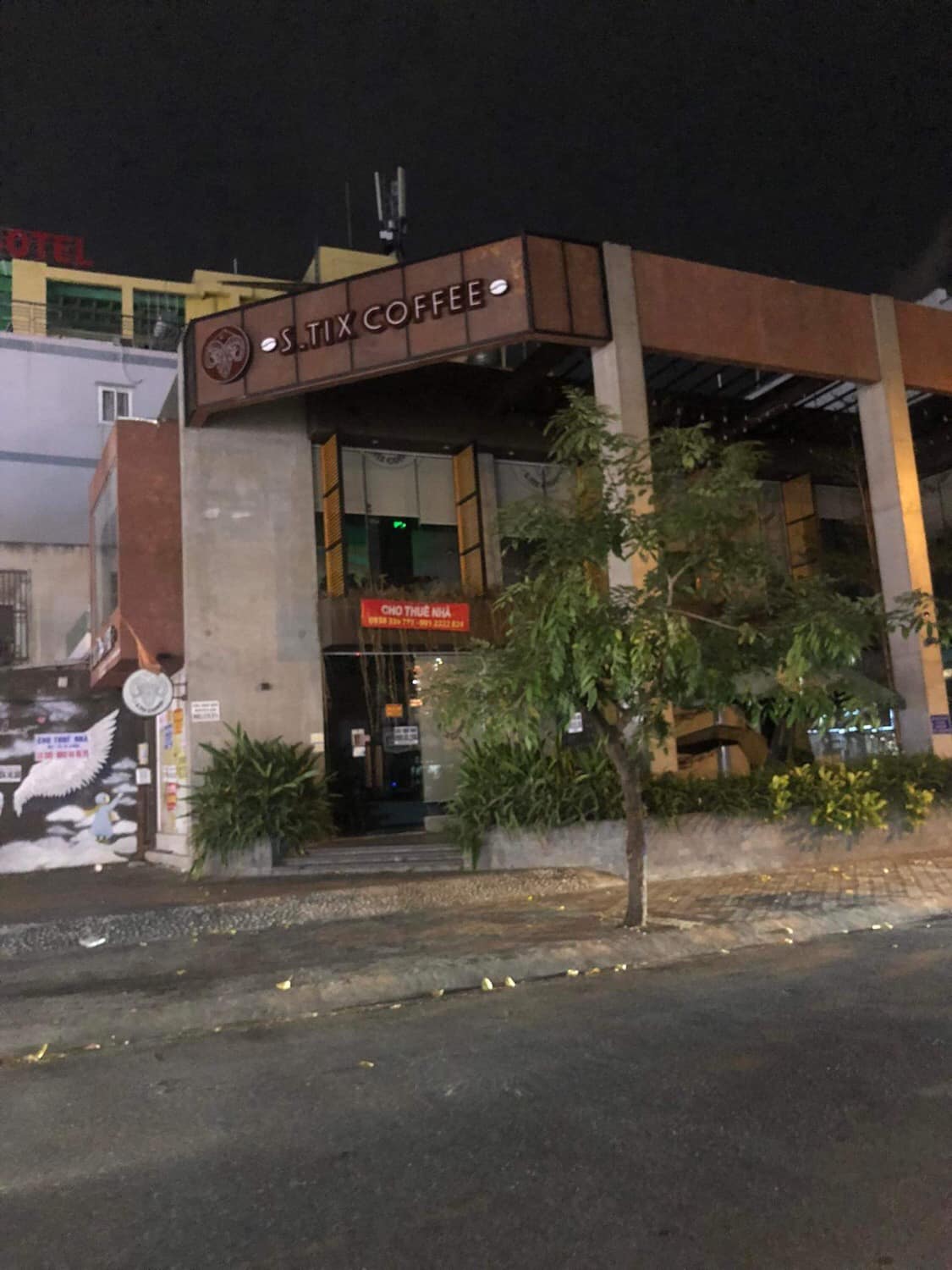 Cửa hàng đóng cửa, thanh lý đồ dùng