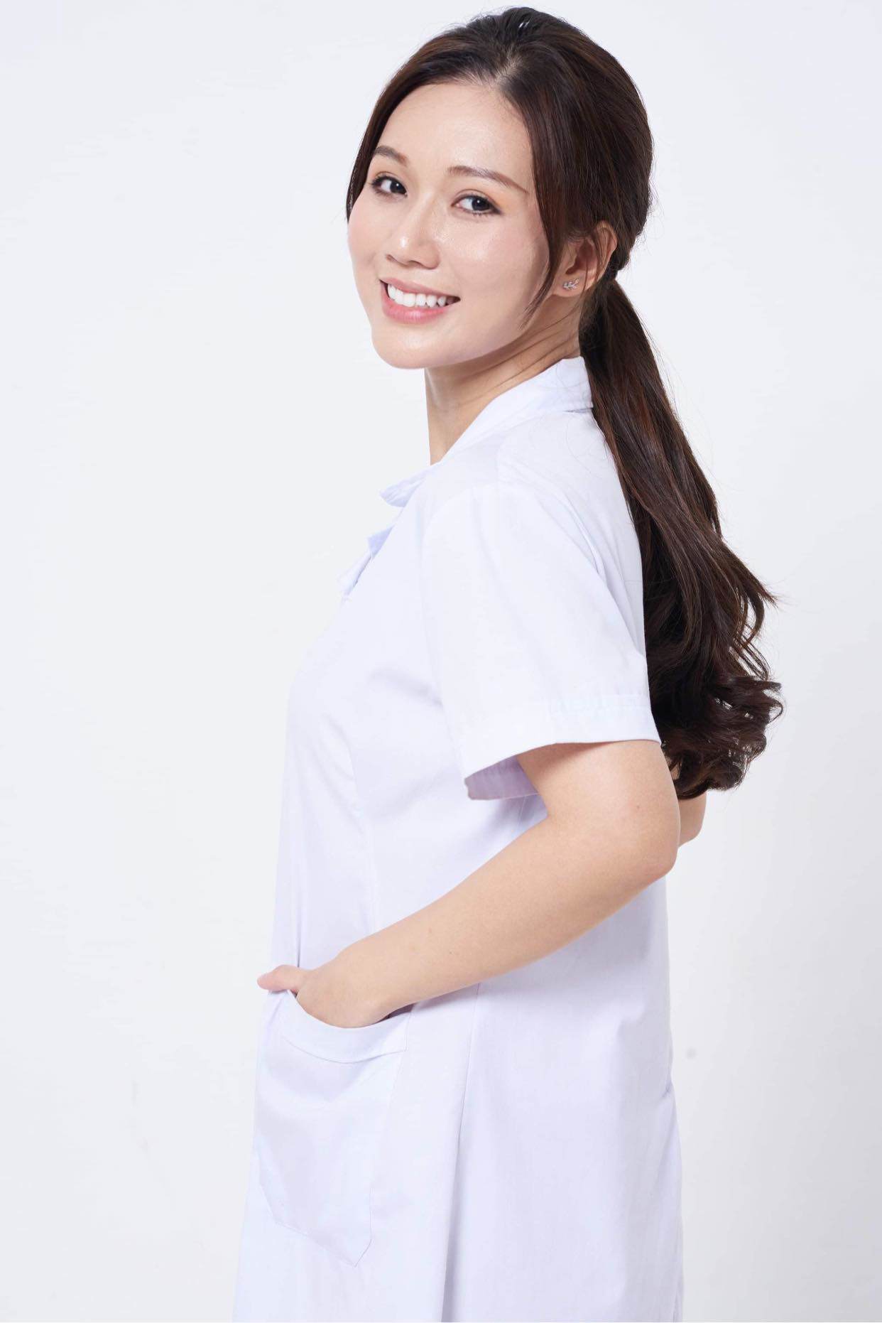 Cô y tá của Phố Trong Làng lên tiếng vì hình diện nội y ren khoét hông cao chót vót - 1