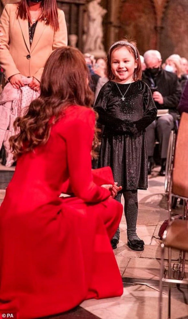 Cả hai được khen thân thiện dễ gần.