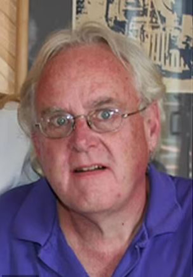 Ông Christopher Cash.