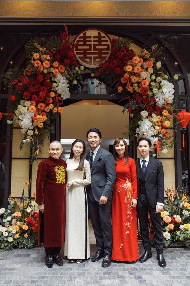 Gia đình nghệ sĩ Xuân Hinh trong đám hỏi con gái.