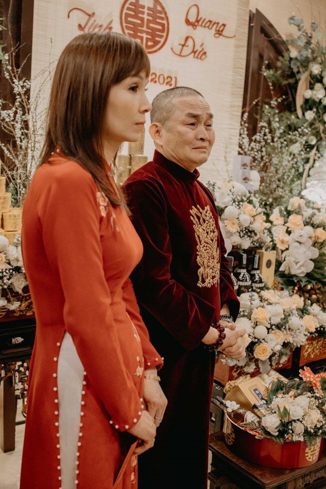 Nam danh hài rơm rớm nước mắt khiến nhiều người xúc động.