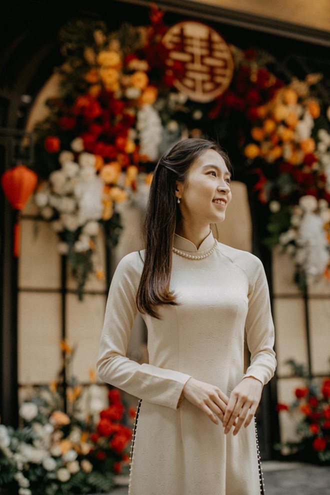 Con gái Xuân Hinh xinh đẹp, dịu dàng trong tà áo dài.