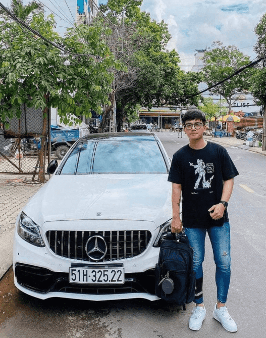 Hình ảnh chàng trai doanh nhân trẻ, thành đạt được nhiều người ngưỡng mộ