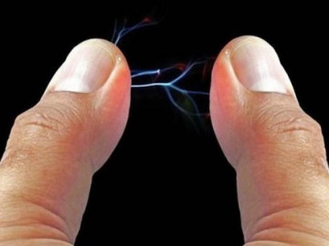 Động vào người bị điện giật phát tiếng tanh tách ảnh hưởng sức khỏe thế nào trong mùa lạnh?