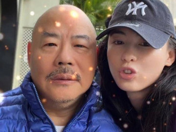 Từng khốn khổ vì bố là giang hồ thiếu nợ, Trương Bá Chi bất ngờ đăng ảnh ôm hôn ông