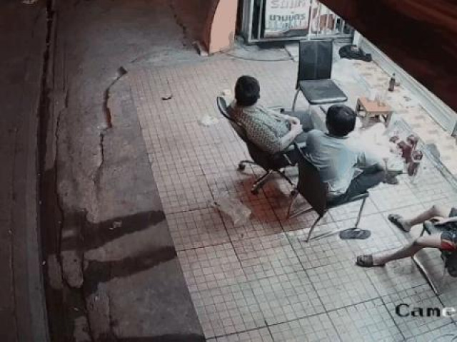 Clip Eva - Say rượu, nữ tài xế tông trúng 3 thanh niên đang ngồi uống nước