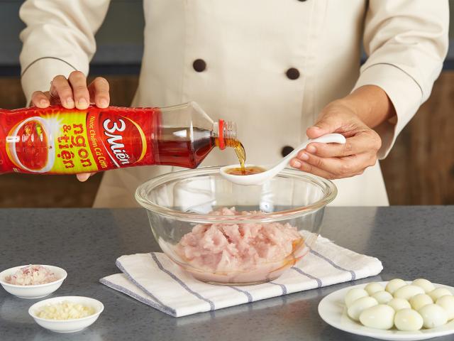 Chef Tuyết Phạm chỉ cách làm chả cá thác lác bọc trứng ngon lạ miệng