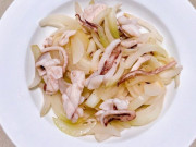 Bếp Eva - Mực xào hành tây giòn ngon không tanh lại dễ làm