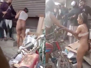 Tin tức - Trộm đồ của cửa hàng, 4 cô gái bị lột đồ, đánh đập dã man, bắt diễu hành quanh phố