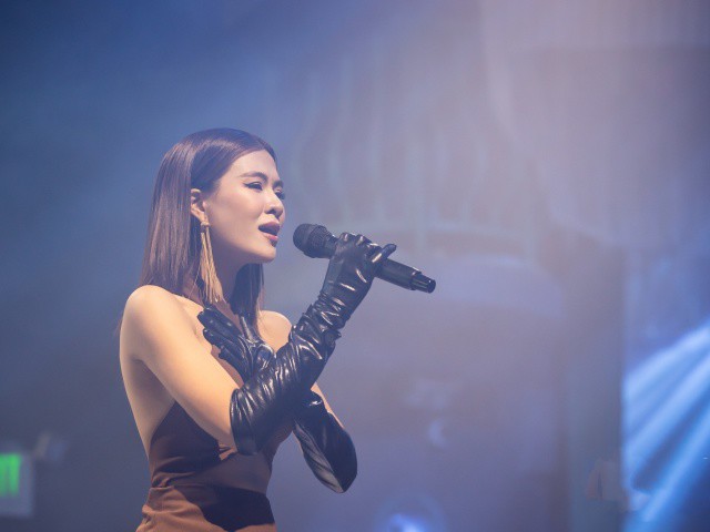 Hà Nhi mang theo thuốc COVID-19 trong lần đầu đi hát tại Mỹ, muốn học hỏi Rihanna và Beyonce