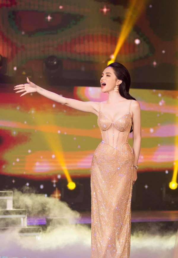 Kim Duyên cắt váy của Hương Giang để đem đến Miss Universe 2021 - 4