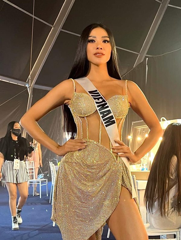 Kim Duyên cắt váy của Hương Giang để đem đến Miss Universe 2021 - 1
