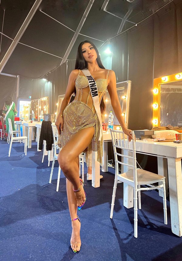 Kim Duyên cắt váy của Hương Giang để đem đến Miss Universe 2021 - 3