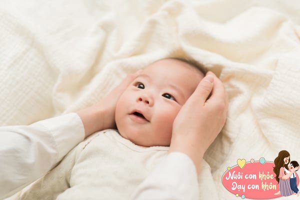 Các nghiên cứu khoa học đã chỉ ra, những trẻ sơ sinh có thói quen nhìn chăm chú vào các vật xung quanh trong một khoảng thời gian dài hơn so với các bạn đồng trang lứa thường sẽ thông minh hơn.