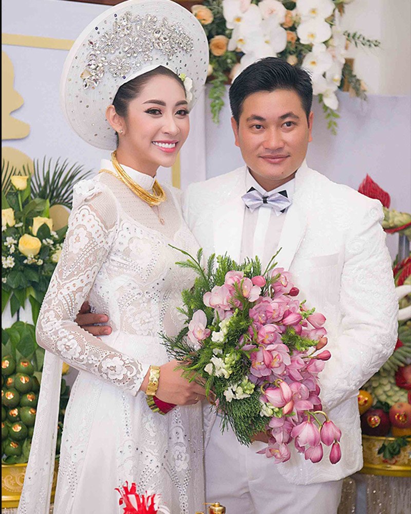 Sau khi kết hôn, Đặng Thu Thảo rời showbiz để tập trung chăm sóc gia đình. Đầu tháng 11/2021, cô bất ngờ tiết lộ nhiều bí mật động trời trong hôn nhân như bị chồng bạo hành, nhục mạ, 'tiểu tam' khủng bố tinh thần đến mức trầm cảm nặng. 
