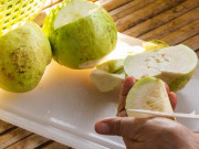 Sức khỏe - Loại quả giàu vitamin C hơn cam, rẻ và đang vào mùa nhưng 5 người này cẩn thận khi ăn