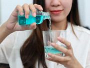 Sức khỏe - Nước súc miệng tốt nhưng 5 người không nên dùng kẻo hại như uống rượu bia