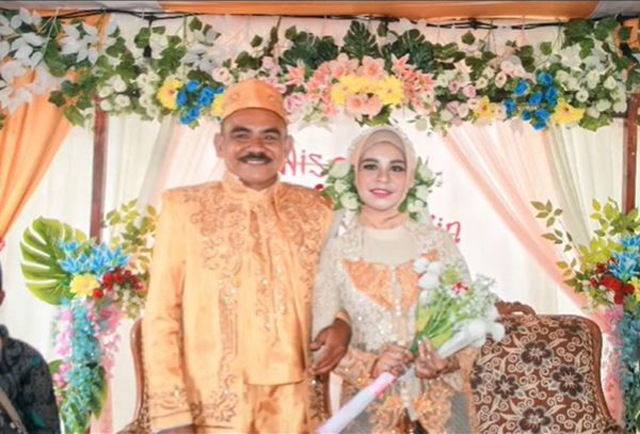 Cô dâu 20 tuổi cưới chú rể 53 tuổi, con riêng của chồng là bạn thân nhất của vợ - 1