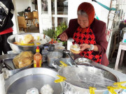 Xem ăn chơi - Gánh xôi “độc nhất vô nhị” hơn 30 năm ở Đà Lạt vẫn đông khách, 4 tiếng bán hết veo