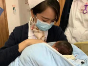 Làm mẹ - Bé sơ sinh đẹp như thiên thần bị bố mẹ ruột vứt bỏ vì nhà đã có 2 con gái