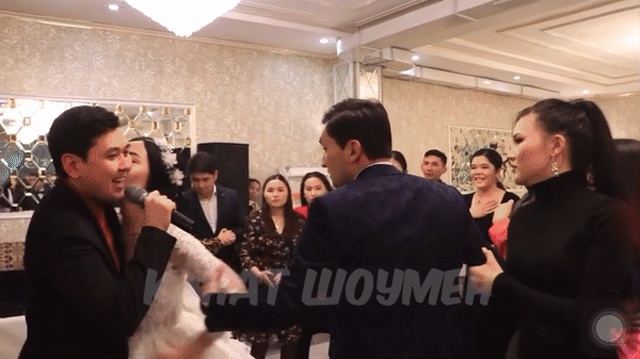 Thấy chú rể ôm bạn gái cũ, cô dâu lập tức hôn má anh MC để amp;#34;dằn mặtamp;#34; - 1