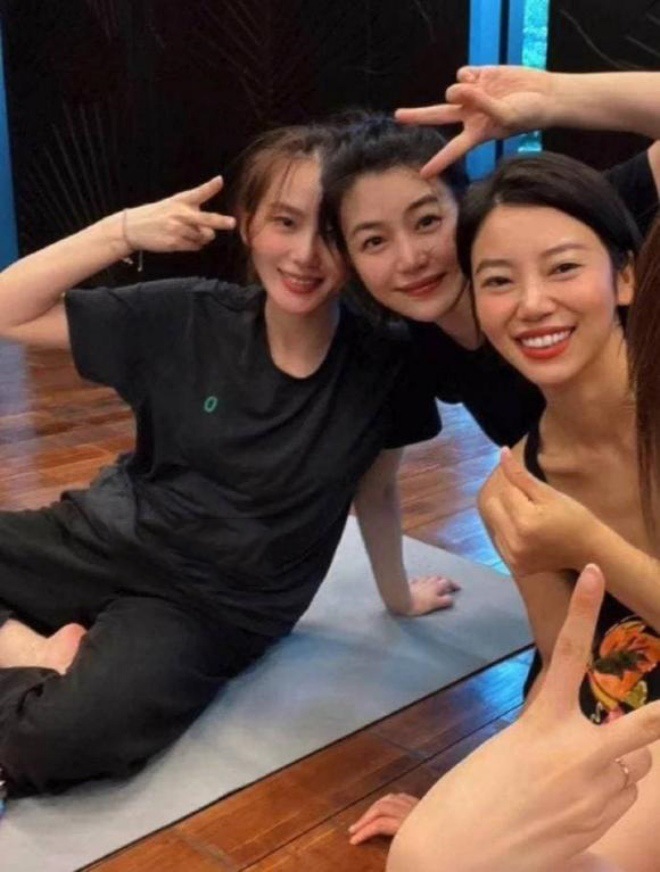 Nhan sắc của Trần Nghiên Hy tuổi U40 được ca ngợi trẻ trung.