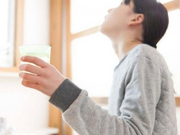 Ai cũng biết súc họng nước muối tốt nhưng dùng nước muối kiểu này chỉ ngày càng nát họng