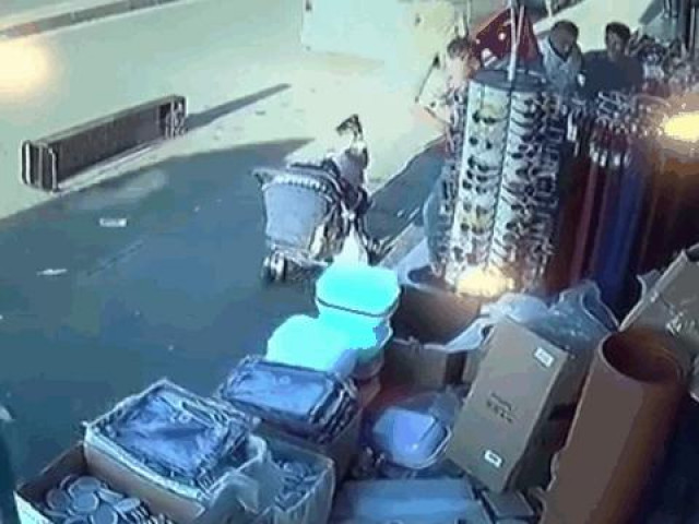 Clip Eva - Ô tô mất lái lao vào cửa hàng, 2 em bé thoát nạn trong gang tấc