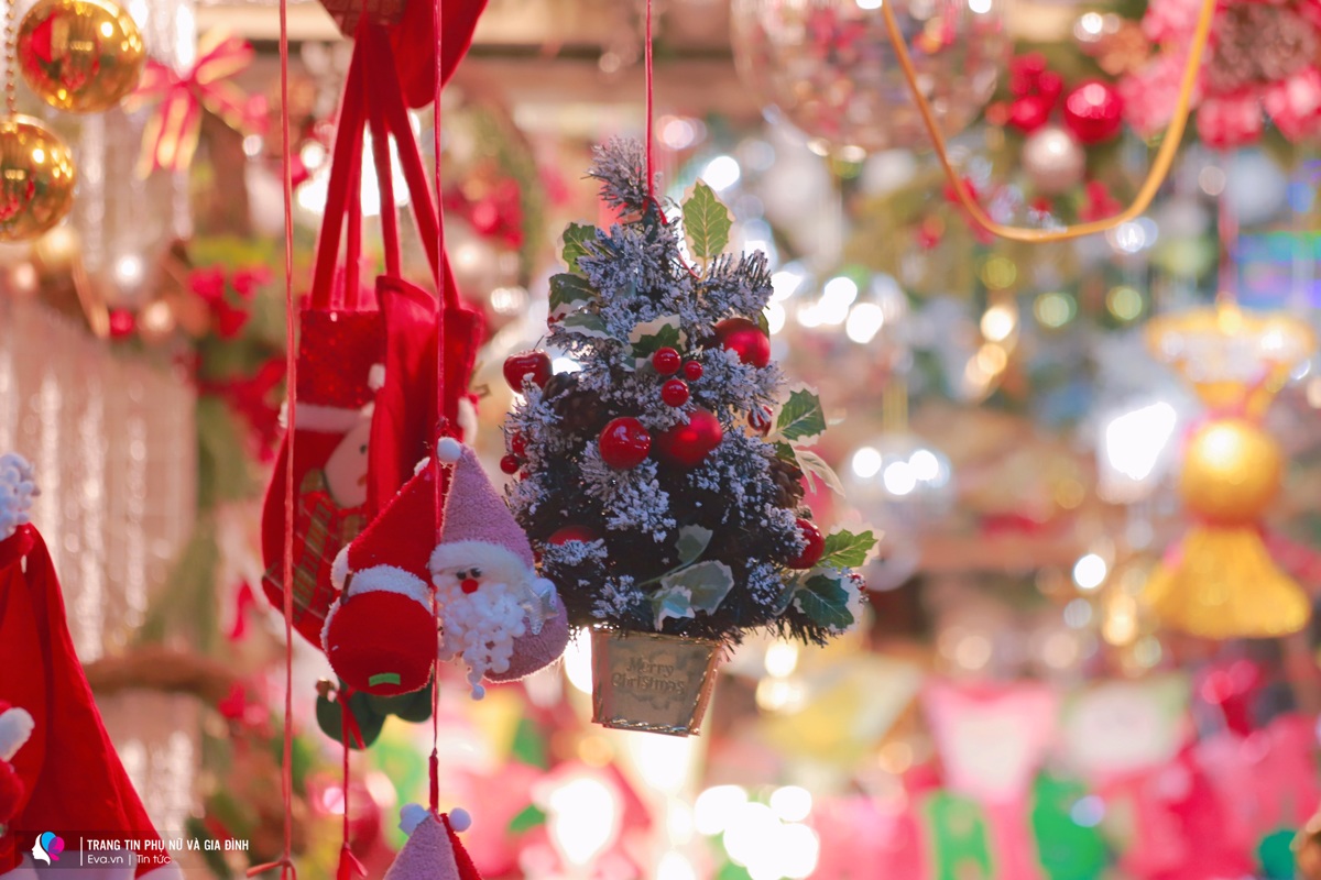 Những biểu tượng của mùa Giáng sinh như ông già tuyết, cây thông, gấu bông, hộp quà, bông tuyết... xuất hiện ở khắp mọi nơi.
