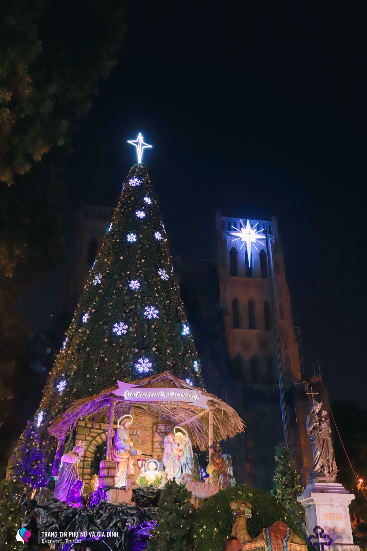 Nhà thờ lớn Hà Nội vẫn luôn là địa điểm được yêu thích nhất mỗi dịp Noel. Dù năm nay nhà thờ đang được tu sửa lại nhưng bên ngoài vẫn trang trí cây thông Noel hoành tráng, thu hút nhiều người tới dạo chơi, chụp ảnh.