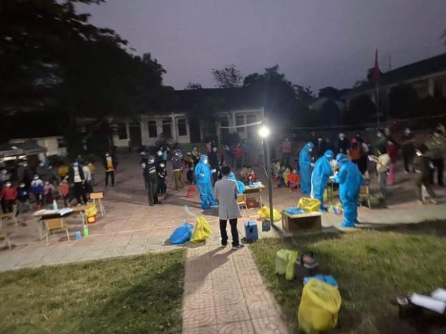 COVID-19 14/12: Nhiều học sinh dương tính với SARS-CoV-2, trường tiểu học khẩn cấp thành khu điều trị