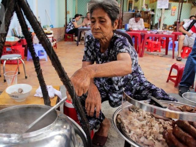 Quán cháo lòng 80 năm ở Sài Gòn, ngon nức tiếng nhờ nấu trong một dụng cụ đặc biệt