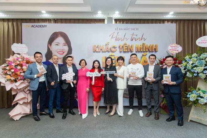 Những người bạn, những cộng sự cùng chia sẻ niềm vui ra mắt cuốn sách.