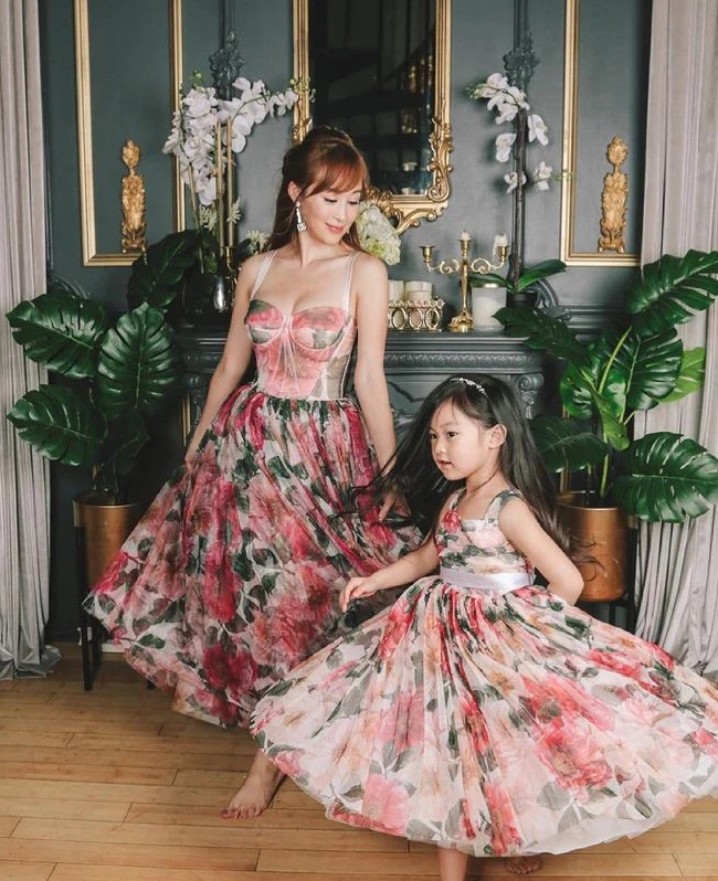 Cherie cùng con gái sở hữu khối hàng hiệu khổng lồ.