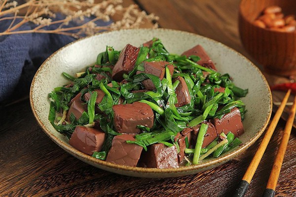 Không nên dùng tiết lợn chưa được nấu chín, nên hấp chín, kết hợp với một số nguyên liệu thành món ăn bổ dưỡng.